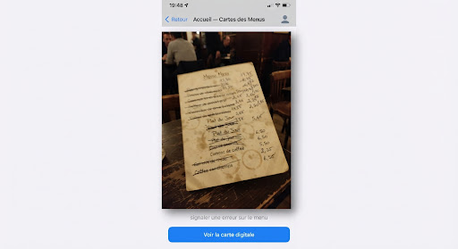 Photo de carte papier floue, pliée et mal éclairée, telle qu’on la trouve sur une fiche Google